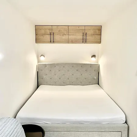 Port Apartment *